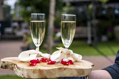Twee champagneglazen op houtenplank voor bruidspaar