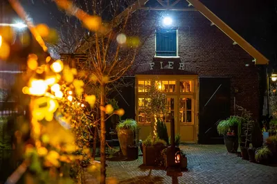 Voorkant De Loods feestelijk verlicht voor de kerst